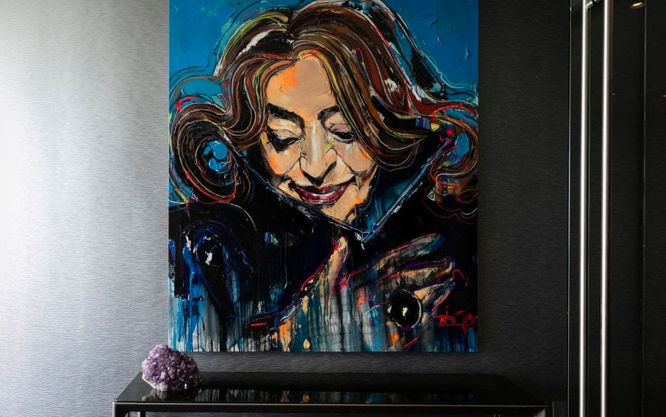 Portret Zahy Hadid w budynku One Thousand Museum w Miami, zaprojektowanym przez jej pracownię.