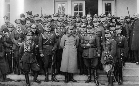 Oficerowie przybyli na uroczystości imieninowe Józefa Piłsudskiego w Sulejówku 19 marca 1925 r. Obok