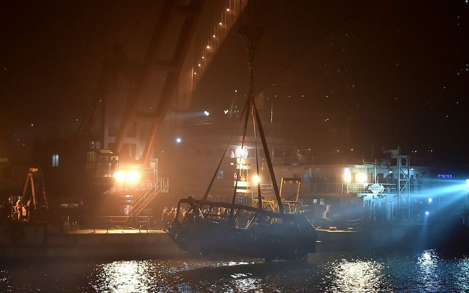 Operacja wydobywania wraku autobusu z rzeki Jangcy