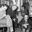 Starszyzna KOR-u, od lewej: Piotr Naimski, Józef Rybicki i Wojciech Onyszkiewicz. Na podłodze - Jan 