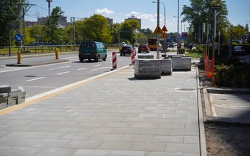 Obecnie na  budowie działa ciężki sprzęt, a pracownicy układają m.in. obrzeża chodników, z których c