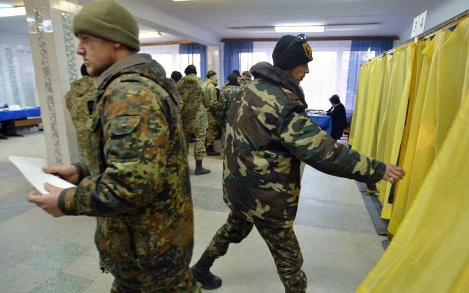 Podczas wyborów dominowały mundury