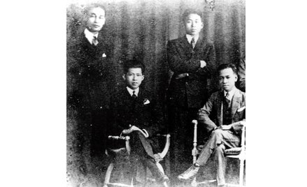 Rewolucjoniści w Paryżu, ok. 1927 roku. Od lewej: Khuang Aphaiwong (przyszły premier), Pridi Banomyo