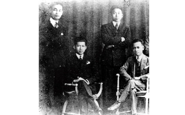 Rewolucjoniści w Paryżu, ok. 1927 roku. Od lewej: Khuang Aphaiwong (przyszły premier), Pridi Banomyo