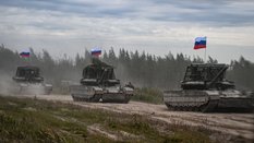 Rosyjskie czołgi w czasie ćwiczeń Zapad 2025