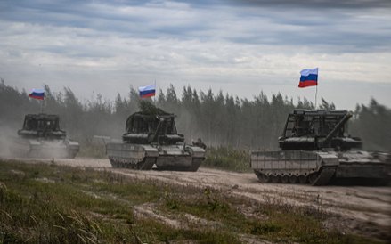 Rosyjskie czołgi w czasie ćwiczeń Zapad 2025