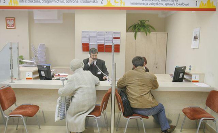Karani urzędnicy wciąż pracują w samorządach