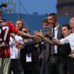 Paolo Maldini (w garniturze) to legenda Milanu, z którym pięć razy wygrywał Puchar Europy. Jego syn 