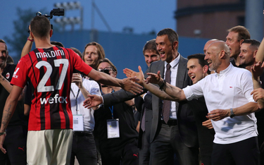 Paolo Maldini (w garniturze) to legenda Milanu, z którym pięć razy wygrywał Puchar Europy. Jego syn 