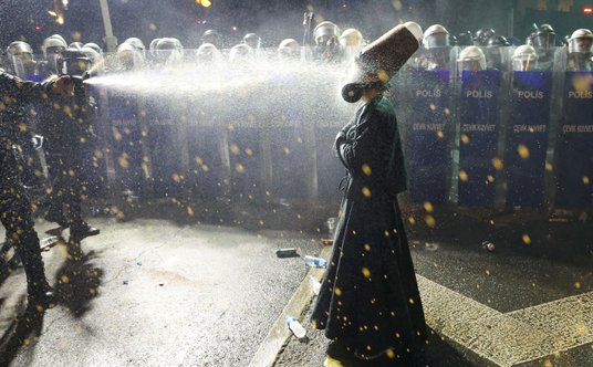Turecka policja używa gazu pieprzowego przeciwko uczestnikowi protestu w stroju derwisza
