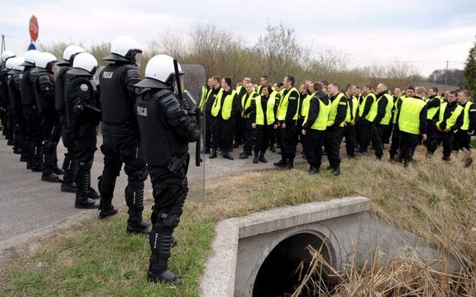 Obniżenie uposażenia za czas choroby nie wpłynie natomiast na wymiar podstawy emerytury i renty.