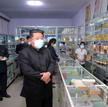Kim Dzong Un w czasie wizytowania apteki w Pjongjangu