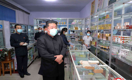 Kim Dzong Un w czasie wizytowania apteki w Pjongjangu