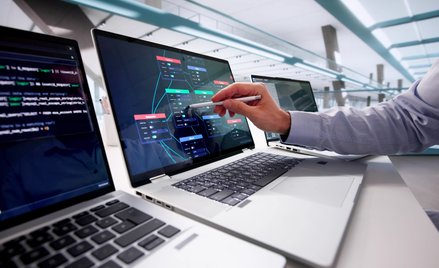 Informatyka budzi się z letargu. Motoryzacja i chemia wciąż rozdają karty