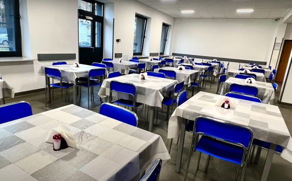 W stołówce serwują lokalne przysmaki z rodzinnych stron cudzoziemców