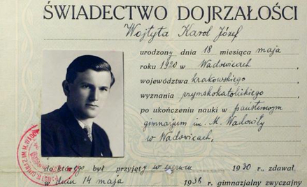 Wśród odnowionych dokumentów są świadectwa szkolne przyszłego papieża, legitymacje, dyplomy, paszpor