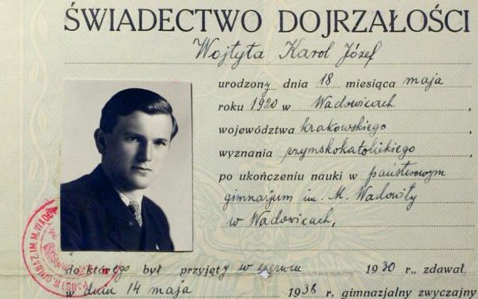 Wśród odnowionych dokumentów są świadectwa szkolne przyszłego papieża, legitymacje, dyplomy, paszpor