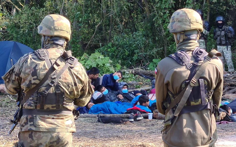 Grupa migrantów na granicy białorusko-polskiej, fotografia z sierpnia