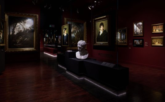 Nowo otwarta Galeria Sztuki Europejskie. W centrum popiersie Napoleona Bonapartego Antonio Canovy