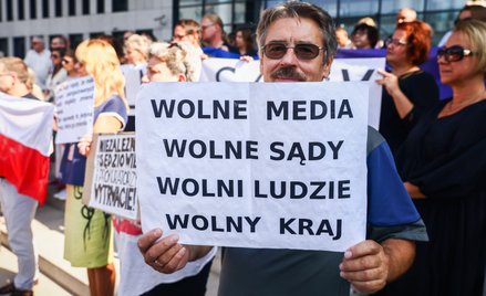 Czy sędziowie zmuszeni do wyrażenia czynnego żalu, do korzenia się de facto przed obecną ekipą rządz