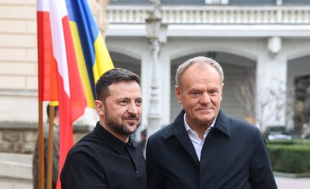 Premier Donald Tusk (P) i prezydent Ukrainy Wołodymyr Zełenski (L) podczas spotkania we Lwowie