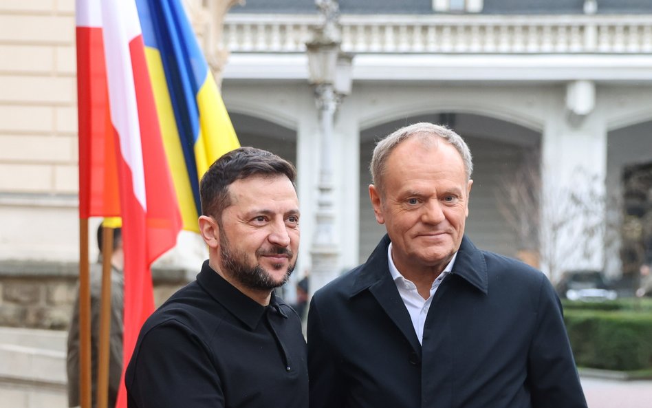 Premier Donald Tusk (P) i prezydent Ukrainy Wołodymyr Zełenski (L) podczas spotkania we Lwowie