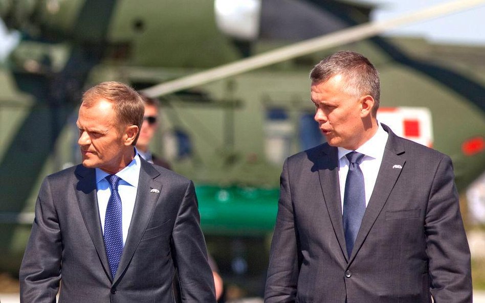 Premier Donald Tusk i szef MON Tomasz Siemoniak