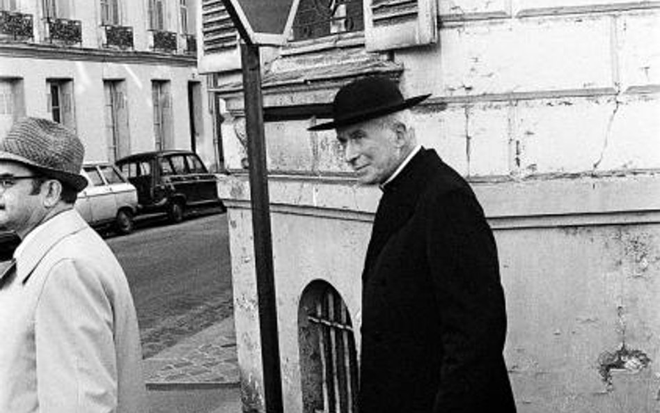 Abp Marcel Lefebvre podczas wizytacji pastoralnej w Rouen, 1976 r.