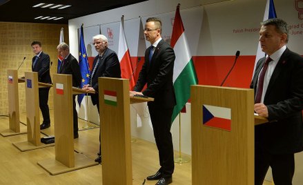 Ministrowie spraw zagraniczny państw Grupy Wyszehradzkiej oraz unijny komisarz Johannes Hahn podczas