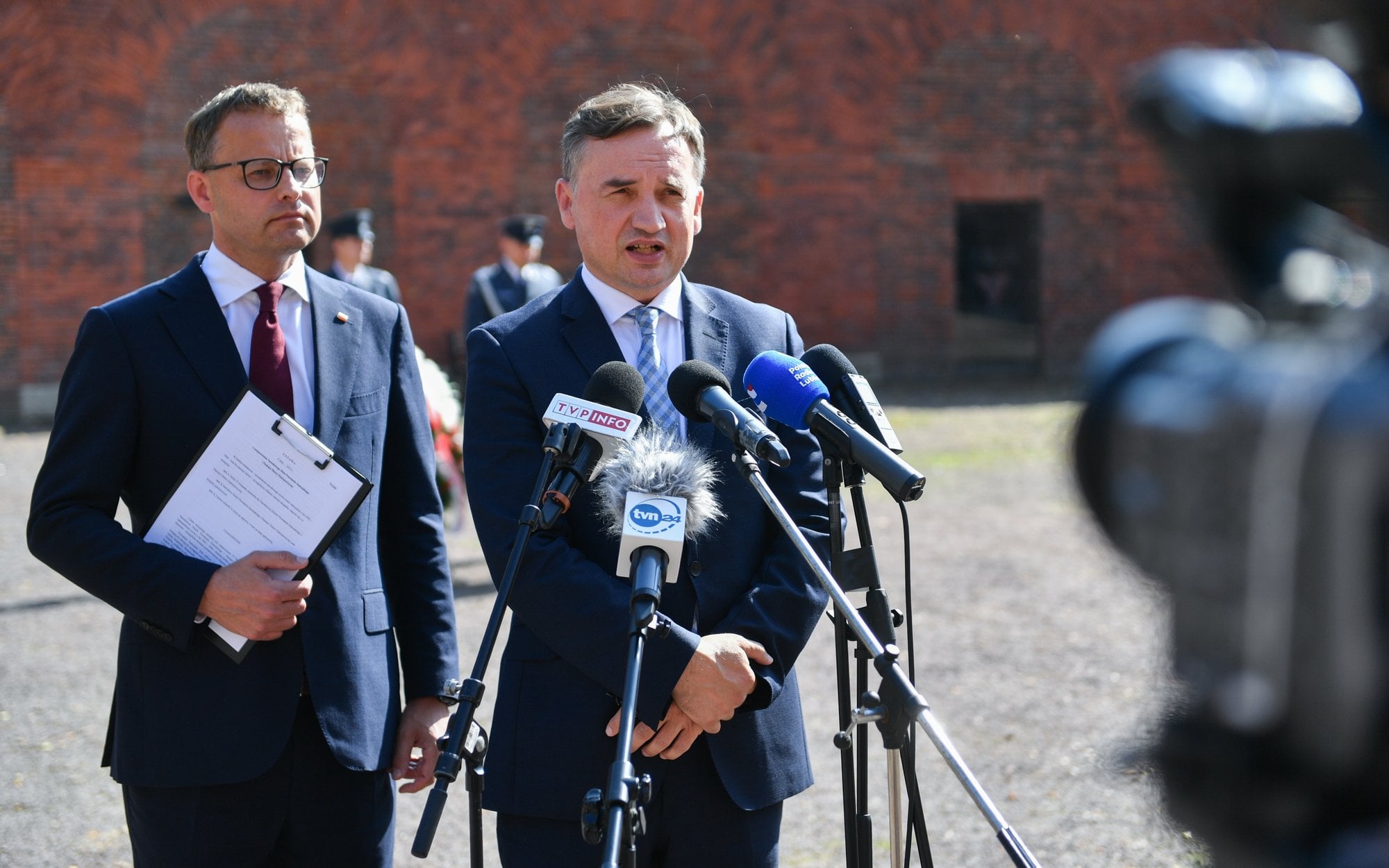 Węgierskie obywatelstwo. Sposób na uniknięcie ekstradycji Ziobry i Romanowskiego