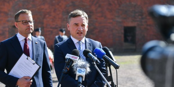 Węgierskie obywatelstwo. Sposób na uniknięcie ekstradycji Ziobry i Romanowskiego