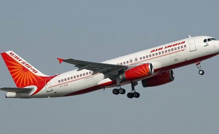 Samolot zawrócił w połowie drogi. Pilot z koronawirusem