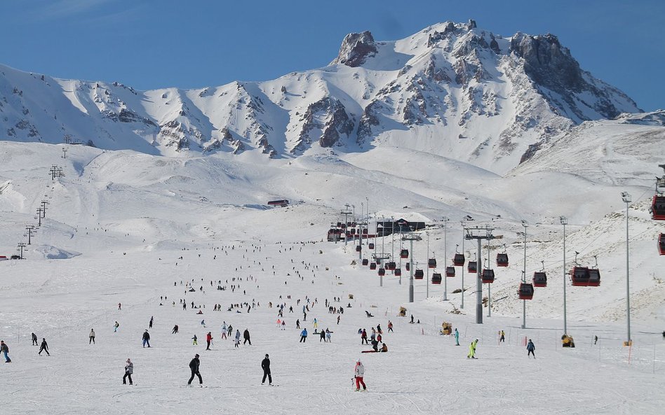 Ośrodek narciarski na górze Erciyes (3917 m n.p.m.) ma 34 trasy narciarskie o różnym poziomie trudno