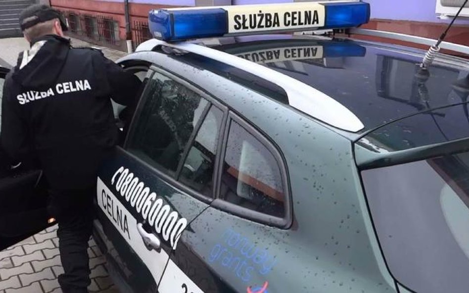 Przemyt niemal 240 tys. paczek papierosów wartych ok. 3 mln zł zatrzymali lubelscy celnicy.