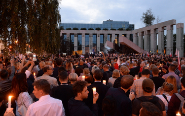 Protest przed Sejmem przeciw zmianom w sądownictwie. "Łańcuch światła" przed Sądem Najwyższym
