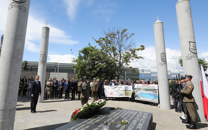Prezydent RP Andrzej Duda podczas uroczystości pod pomnikiem 27. Wołyńskiej Dywizji Piechoty AK z ok