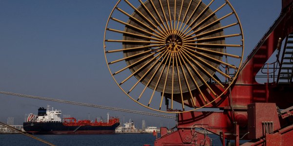 Ropa mocno tanieje. USA bliskie porozumienia z Iranem