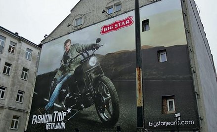 Walka o dostęp do światła. Przy ulicy Waryńskiego mieszkańcy wycięli w reklamie otwory na okna
