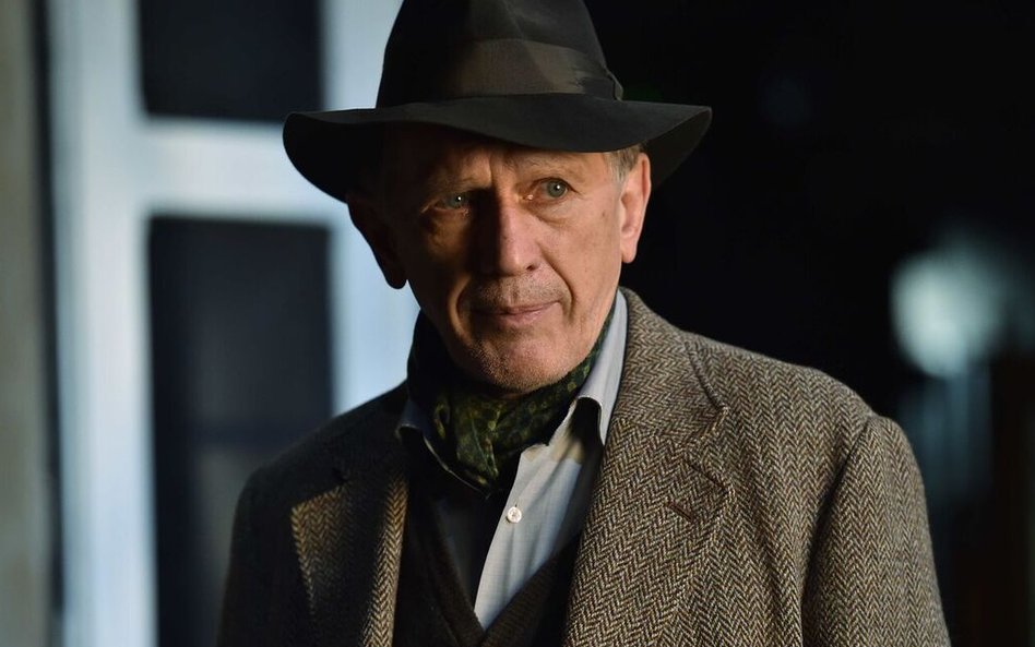 Jan Englert jako Radost w „Ślubach panieńskich” w swojej reżyserii. Występują też Kamila Baar-Kochań