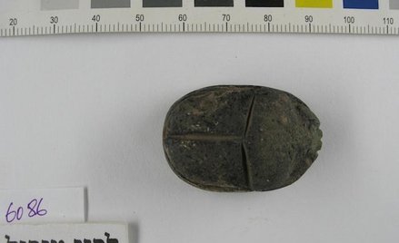 Skarabeusz — amulet faraona Amenhotepa III znaleziony w ruinach Gezer / Samuel Wolff, Tel Gezer Exca