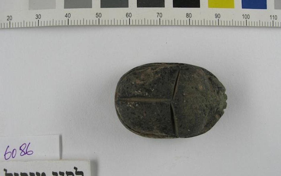 Skarabeusz — amulet faraona Amenhotepa III znaleziony w ruinach Gezer / Samuel Wolff, Tel Gezer Exca