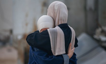 Kobiety opłakujące bliskich podczas pogrzebu Palestyńczyków, którzy – według ministerstwa zdrowia St