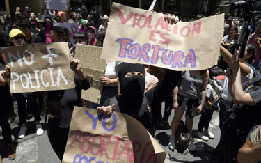 Meksyk: Zawieszono sześciu policjantów podejrzanych o gwałt
