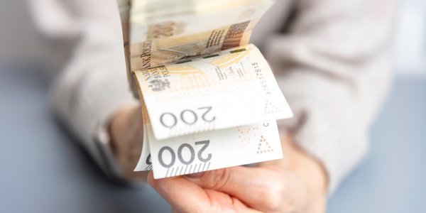 Złoty nie traci wigoru. Korzysta ze słabości dolara