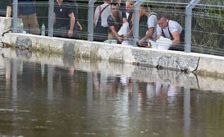 Strażacy podczas prac zabezpieczających przy starym korycie rzeki Topornicy w Zamościu, 22 sierpnia