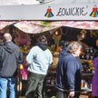 Mieszkańcy stolicy podczas zakupów pod halą Mirowską w Warszawie