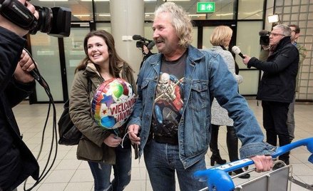 Holenderscy turyści po przylocie z Gambii na lotnisku w Amsterdamie udzielali wywiadów dziennikarzom