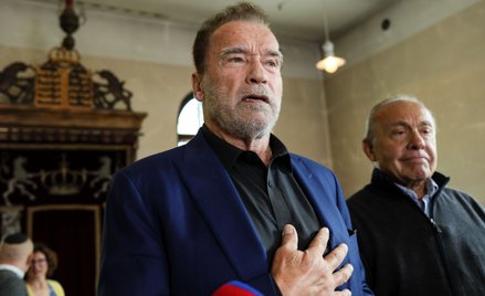 Aktor Arnold Schwarzenegger oraz przewodniczący fundacji prowadzącej Muzeum Żydowskie w Oświęcimiu S