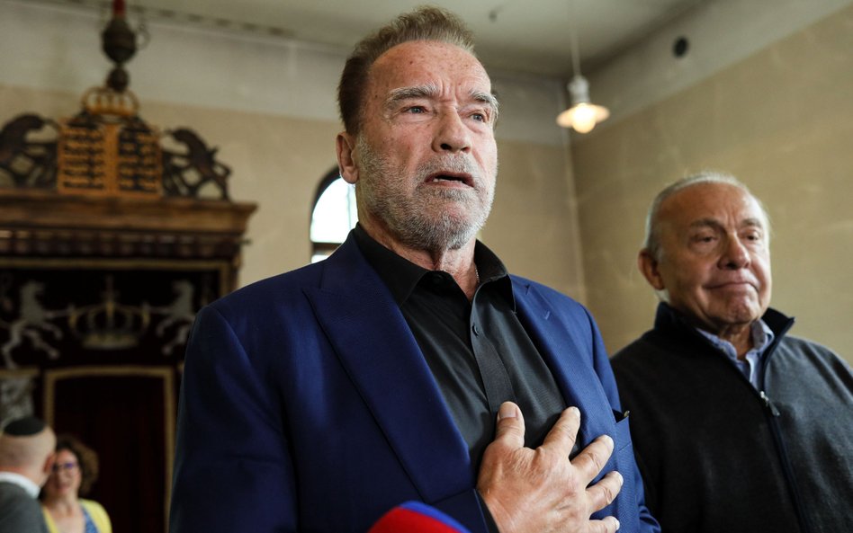 Aktor Arnold Schwarzenegger oraz przewodniczący fundacji prowadzącej Muzeum Żydowskie w Oświęcimiu S