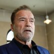 Aktor Arnold Schwarzenegger oraz przewodniczący fundacji prowadzącej Muzeum Żydowskie w Oświęcimiu S